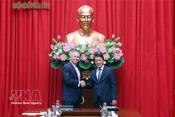 Le ministre Luong Tam Quang reçoit le secrétaire d'État adjoint américain Michael George DeSombre. Photo : VNA.