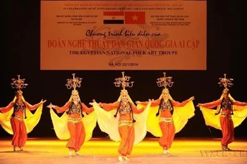 Des artistes égyptiens interprètent une danse traditionnelle à l'Opéra de Hanoï, le 22 janvier 2014. Photo : VNA