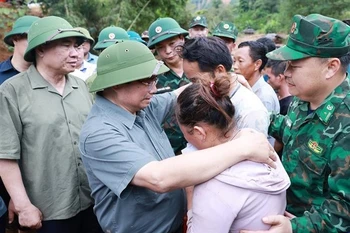 Le Premier ministre Pham Minh Chinh et des sinistrés. Photo: VNA