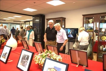 Visiteurs à l'exposition. Photo: VNA