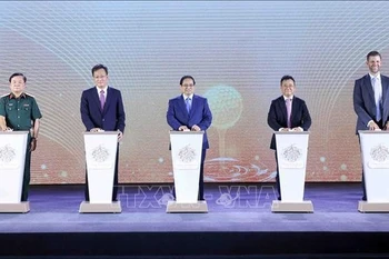 Le Premier ministre Pham Minh Chinh (au milieu) et des délégués à la cérémonie de mise en chantier du projet de complexe urbain, d'écotourisme et de golf de Khoai Chau, province de Hung Yen (Trump International Hung Yen). Photo : VNA