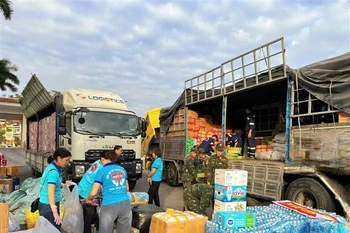 Dans l’après-midi du 22 novembre, la province de Quang Ninh a acheminé en urgence près de 45 tonnes de marchandises et de produits de première nécessité (d’une valeur de plus de 2 milliards de dôngs) directement vers les zones inondées de la province de Lam Dong. Photo: VNA