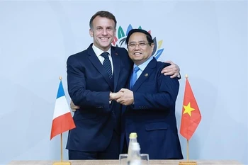 Le Premier ministre Pham Minh Chinh et le président français Emmanuel Macron. Photo: VNA