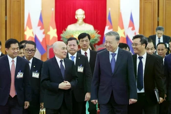 Le secrétaire général To Lam rencontre le roi du Cambodge, Norodom Sihamoni, lors de sa visite d'État au Vietnam le 28 novembre 2024. Photo : VNA