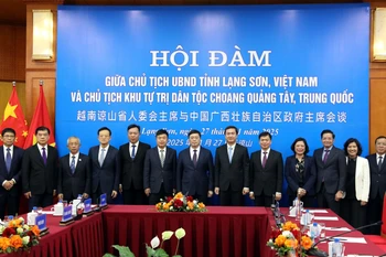 Représentants de Lang Son et du Guangxi (Chine) lors de l'entretien. Photo: VNA