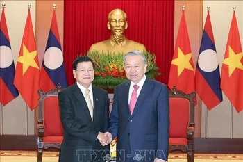 Le secrétaire général du Parti communiste du Vietnam (PCV), To Lam (à droite), et le secrétaire général du Parti populaire révolutionnaire du Laos (PPRL) et président du Laos, Thongloun Sisoulith. Photo: VNA