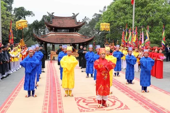 Cérémonie rituelle traditionnelle au temple dédié à Lạc Long Quân. Photo : VNA