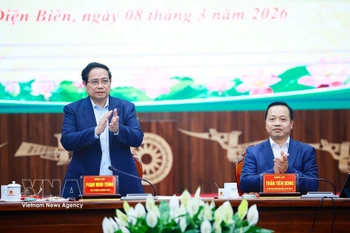 Le Premier ministre Pham Minh Chinh (debout) lors de la séance de travail avec les autorités de Dien Bien. Photo: VNA