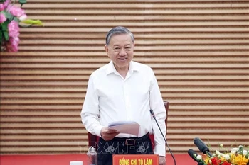 Le secrétaire général du Parti, Tô Lâm, lors de la séance de travail avec la permanence du Comité provincial du Parti de Nghê An. Photo: VNA
