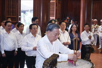 Le secrétaire général To Lam rend hommage au Président Ho Chi Minh à Nghe An. Photo: VNA