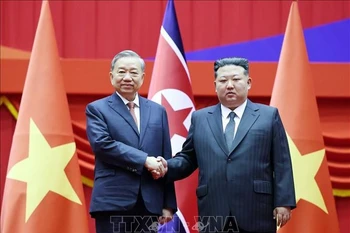Le secrétaire général du Parti communiste du Vietnam (PCV), To Lam (à gauche), et le secrétaire général du Parti du travail de Corée et président de la Commission des affaires d’État de la République populaire démocratique de Corée (RPDC), Kim Jong Un. Photo: VNA