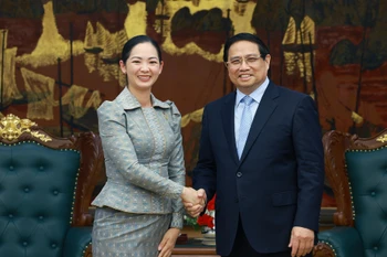 Le Premier ministre Pham Minh Chinh et Cham Nimul, ministre du Commerce du Cambodge; Photo: VNA