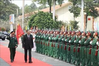Le secrétaire général du Parti, To Lam, également secrétaire de la Commission militaire centrale, rend visite au commandement militaire de Binh Duong. Photo: VNA