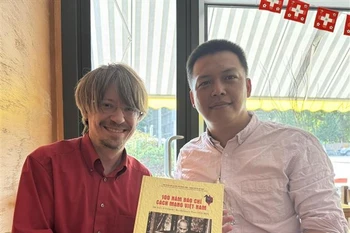 Le secrétaire général du Parti communiste suisse, Massimiliano Ay (gauche). Photo: VNA