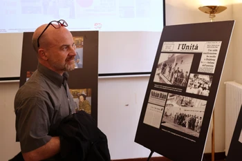 Un visiteur à l’exposition photographique intitulée « Solidarité et soutien du peuple italien au Vietnam ». Photo: VNA