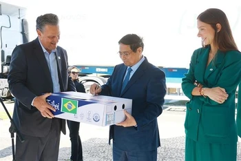 Le Premier ministre Pham Minh Chinh signe sur le premier lot de bœuf brésilien exporté vers le Vietnam. Photo : VNA