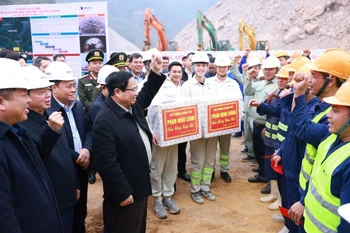 Le Premier ministre Pham Minh Chinh présente ses vœux du Têt aux unités de construction du projet d’autoroute Dong Dang (Lang Son) - Tra Linh (Cao Bang). Photo : VNA