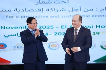 Le Premier ministre Pham Minh Chinh (à gauche) et son homologue algérien Sifi Ghrieb. Photo: VNA