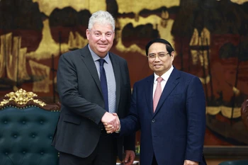Le Premier ministre Pham Minh Chinh et Eduard Stiphout, vice-président principal du groupe ASML (Pays-Bas). Photo: VNA