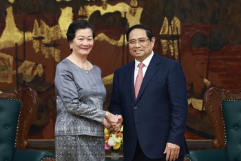 Le Premier ministre Pham Minh Chinh et l’ambassadrice du Cambodge Chea Kimtha. Photo: VNA