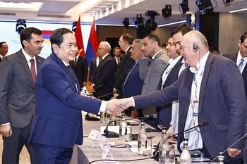 Le président de l’Assemblée nationale du Vietnam, Tran Thanh Man, rencontre les dirigeants d'entreprises arméniennes et vietnamiennes. Photo: VNA