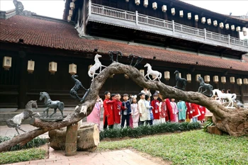 Des enfants visitent « Ngựa về phố », organisée au Temple de la Littérature (Van Mieu – Quoc Tu Giam). Photo : Baoanhvietnam