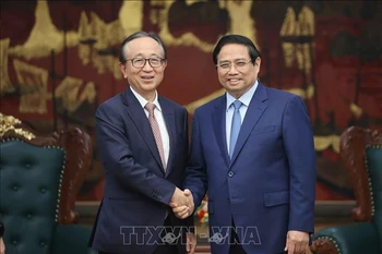 Hironori Kamezawa, directeur général de Mitsubishi UFJ Financial Group (MUFG), et le Premier ministre Pham Minh Chinh (droite). Photo: VNA