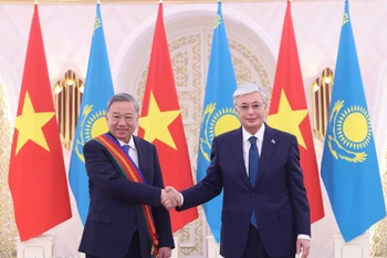 Le président du Kazakhstan, Kassym-Jomart Tokaïev (droite), et le secrétaire général du Parti communiste du Vietnam (PCV), Tô Lâm. Photo: VNA