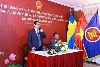 Le Premier ministre Pham Minh Chinh prend la parole lors de la rencontre. Photo: VNA