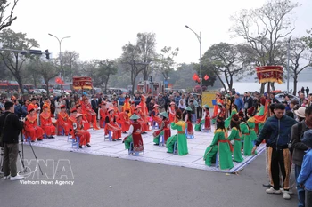 Une cérémonie d'ouverture de la Fête "Co nguoi" (échecs humains) se déroule le 21 février 2026, sur la place Dong Kinh Nghia Thuc (Hanoï), pour célébrer le Nouvel An lunaire. Photo : VNA