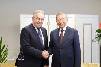 Le secrétaire général du Parti communiste du Vietnam, To Lam, et l’ancien secrétaire d’État adjoint américain Kurt Campbell. Photo : VNA