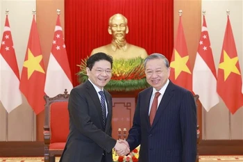 Le secrétaire général du Parti communiste du Vietnam (PCV), Tô Lâm (droite), et le Premier ministre de Singapour, Lawrence Wong. Photo: VNA