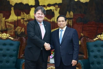 Le Premier ministre Pham Minh Chinh (droite) et Philipp Agathonos, ambassadeur d’Autriche au Vietnam. Photo: VNA