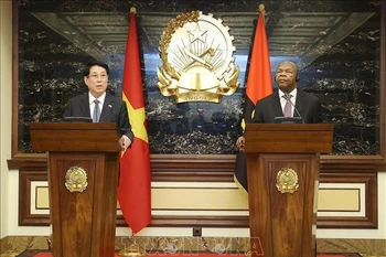 Le président vietnamien, Luong Cuong, et son homologue angolais, João Manuel Gonçalves Lourenço, lors de l'événement. Photo: VNA
