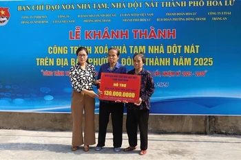 Cérémonie d'inauguration d'un projet d'élimination de l'habitat précaire dans la province de Ninh Binh. Photo : VNA