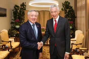 Le vice-Premier ministre permanent Nguyen Hoa Binh (à gauche) et le ministre senior Lee Hsien Loong. Photo: MDDI (Singapour)