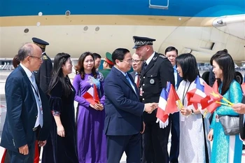 Le Premier ministre Pham Minh Chinh et son épouse Lê Thi Bich Trân arrivent à Nice, France. Photo: VNA