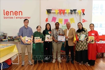 Des représentants de l'Union générale des Vietnamiens de Belgique (UGVB) remettent des livres à la bibliothèque Muntpunt. Photo: VNA