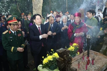 Le président Luong Cuong offre de l’encens au mausolée des rois Hùng. Photo: VNA