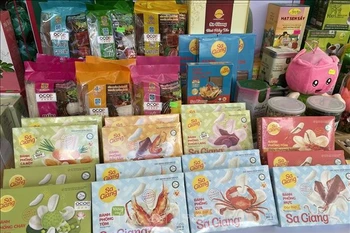 Les produits à base de riz de Sa Giang, originaires de la province de Dong Thap, s’emploient à obtenir la certification OCOP 5 étoiles et sont plébiscités sur les marchés américain et européen.