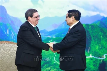 Le Premier ministre, Pham Minh Chinh (droite) et Bruno Rodríguez Parrilla, ministre des Affaires étrangères de Cuba. Photo: VNA