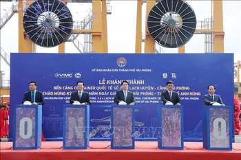 Le président Luong Cuong (au milieu) et des délégués à la cérémonie marquant l’entrée en exploitation des terminaux n°3 et 4 du port de Lach Huyen – Port de Hai Phong. Photo: VNA