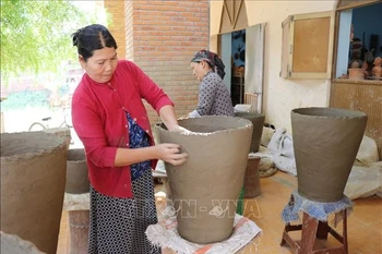 Production de céramique à la coopérative de poterie Cham Bau Truc, Ninh Thuan. Photo : VNA