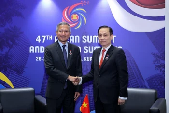 Le ministre vietnamien des Affaires étrangères, Le Hoai Trung (à droite), et son homologue singapourien, Vivian Balakrishnan. Photo: ministère vietnamien des Affaires étrangères