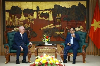 Le Premier ministre, Pham Minh Chinh (droite), et le vice-Premier ministre biélorusse, Anatoly Sivak. Photo: VNA