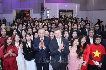 Le secrétaire général Tô Lâm, le président de l'Université Aalto, Ilkka Niemela, avec des étudiants vietnamiens étudiant en Finlande. Photo: VNA