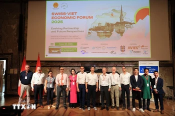 Rachel Isenschmid (en rose), aux côtés de membres du Forum économique Suisse–Vietnam (SVEF). Photo : VNA