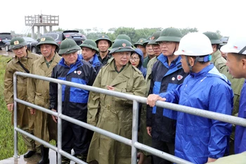 Le vice-Premier ministre Tran Hong Ha supervise les préparatifs anti-typhon à Hung Yên. Photo: VNA
