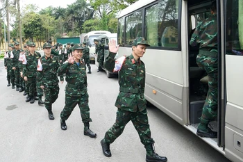 Les militaires participant à la mission humanitaire au Myanmar montent dans le bus pour se diriger vers l'aéroport de Noi Bai. Photo : qdnd.vn