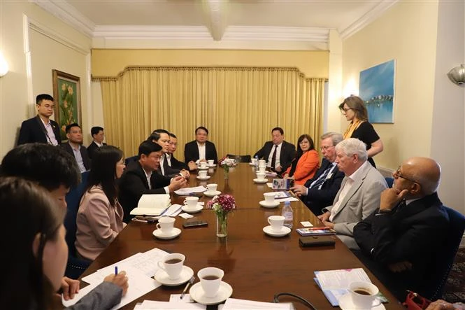Table ronde sur les potentiels et opportunités de coopération avec Nghe An. Photo: VNA